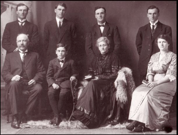 Photo of photos/Archibald McLennan and Mary (Ritchie) fam portrait